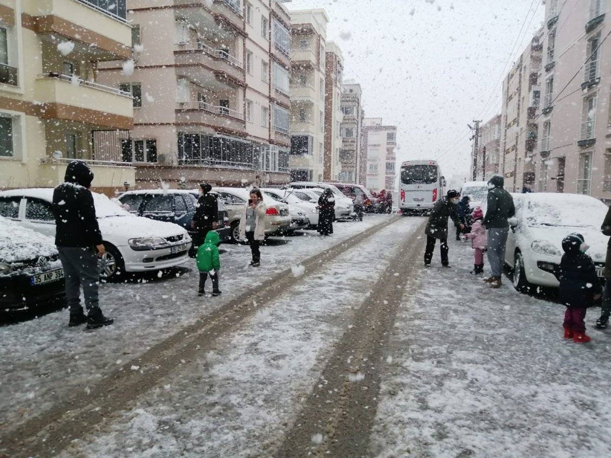İzmir’e yılın ilk karı düştü