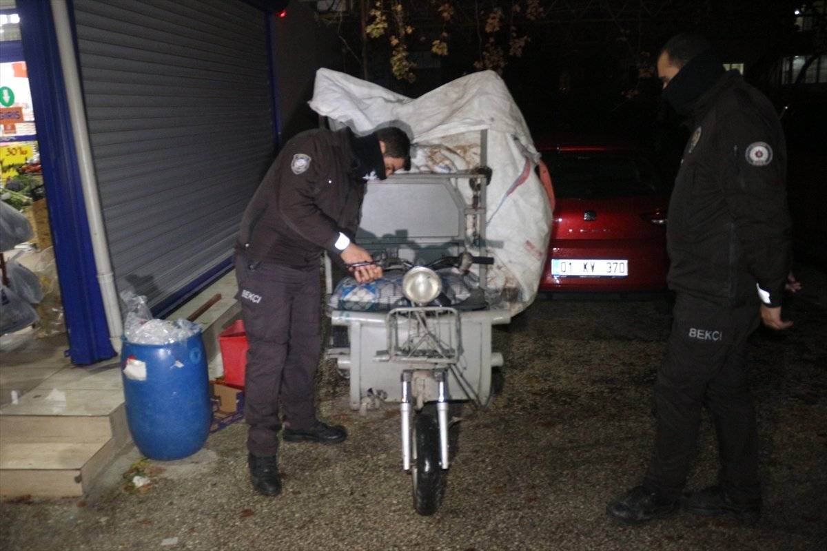 Adana'da market deposunu soymaya çalışan hırsız yakalandı