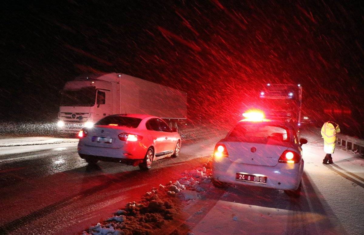 Erzincan'da kar yağışı sürücülere zor anlar yaşattı