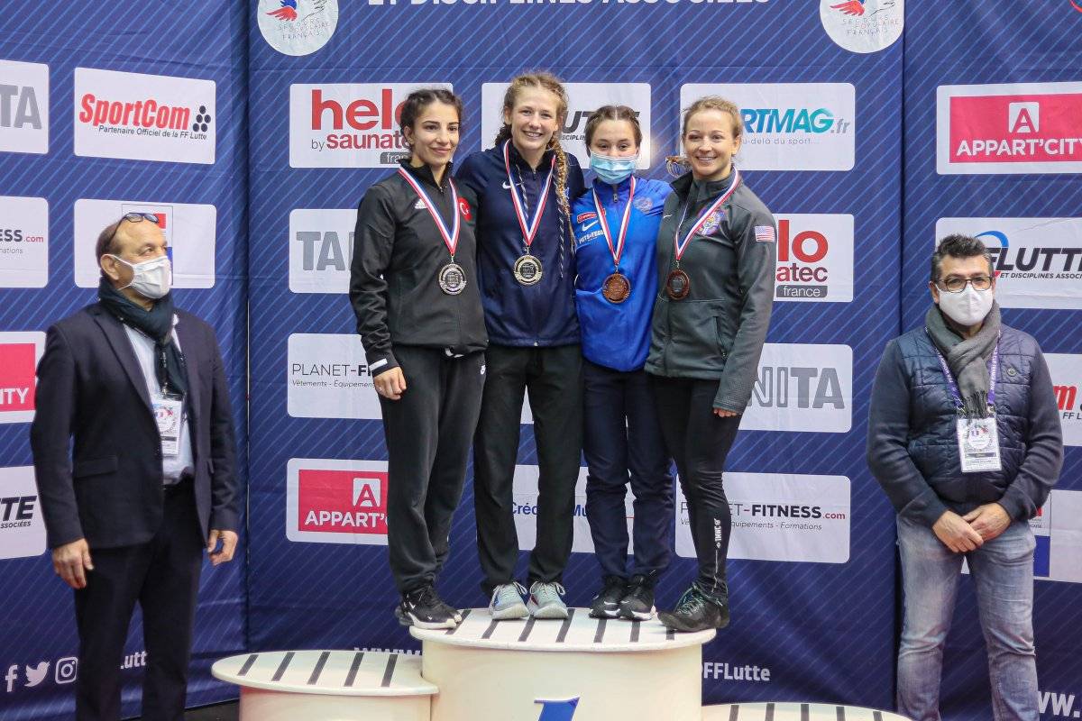 Kadın güreşçilerden Fransa'da 3 madalya