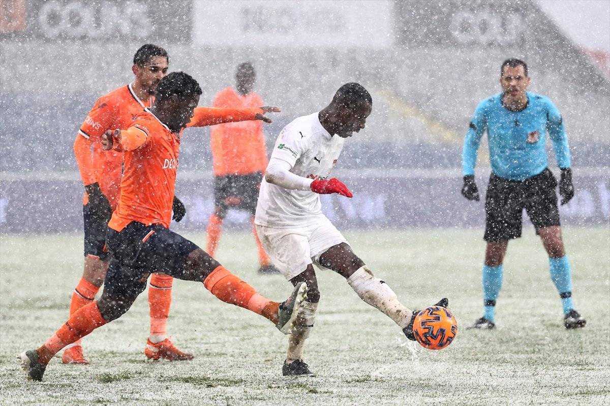 Yoğun kar altındaki maçta Başakşehir ve Sivasspor yenişemedi