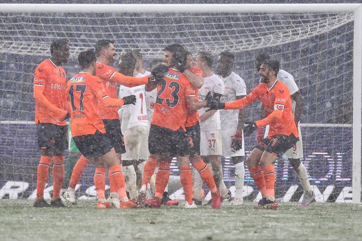 Yoğun kar altındaki maçta Başakşehir ve Sivasspor yenişemedi