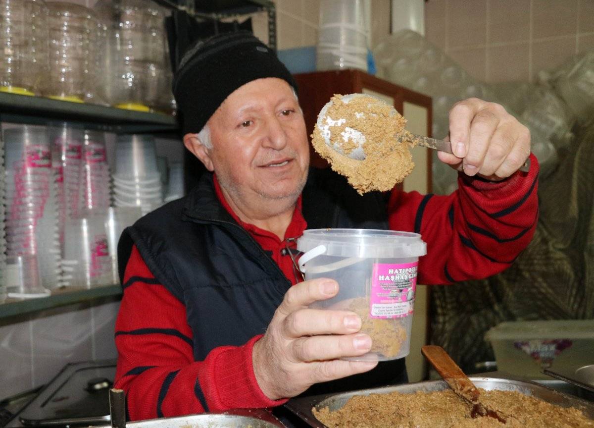 Haşhaş üretip, ezip satıyor