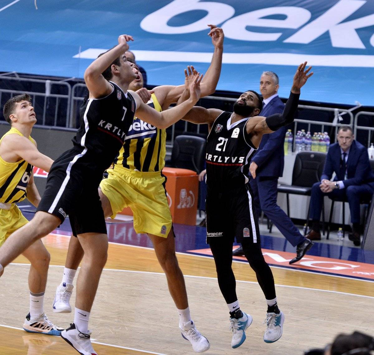 Beşiktaş, Fenerbahçe'yi 9 sayı farkla yendi