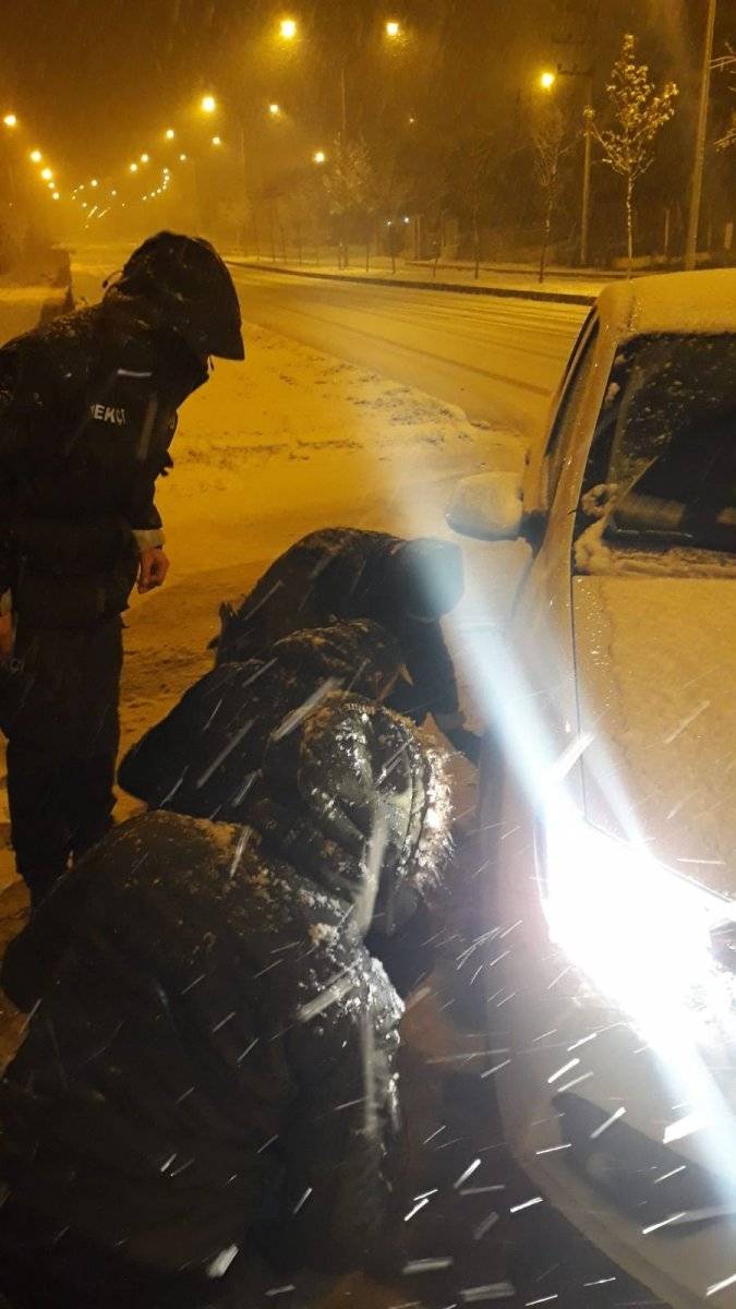 Bilecik'te yolda kalan sürücünün imdadına polis yetişti