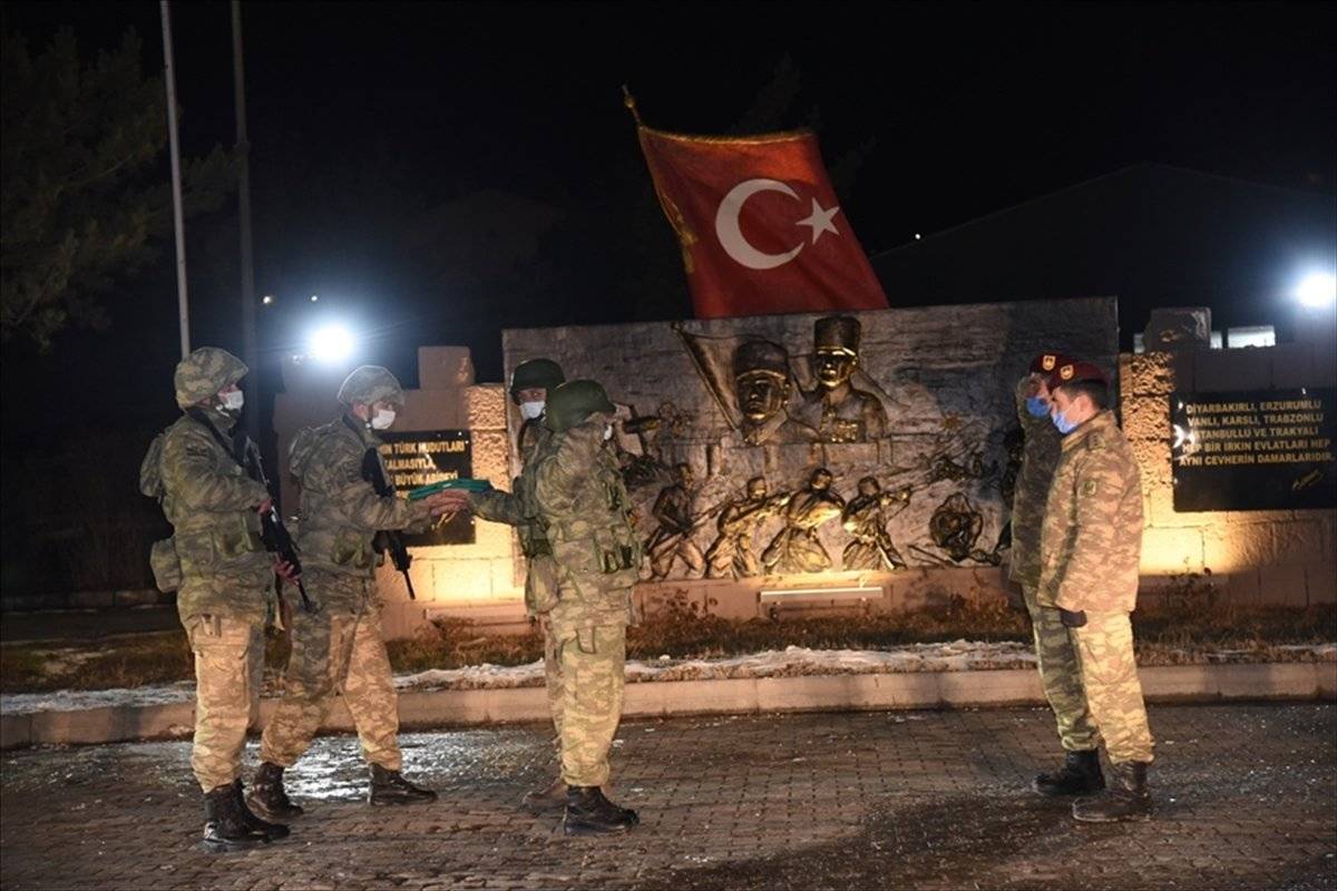 Azerbaycan askerleri 'Kış Tatbikatı' için Kars'ta