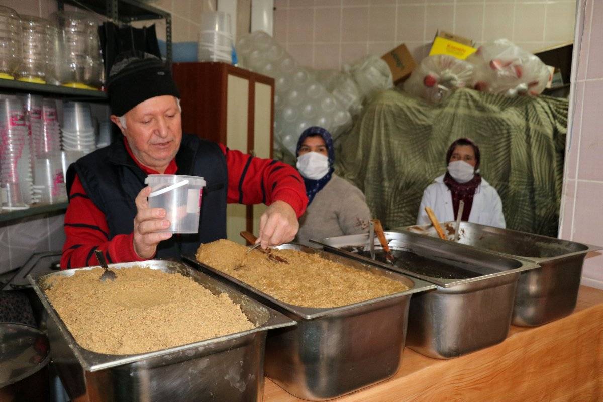 Haşhaş üretip, ezip satıyor