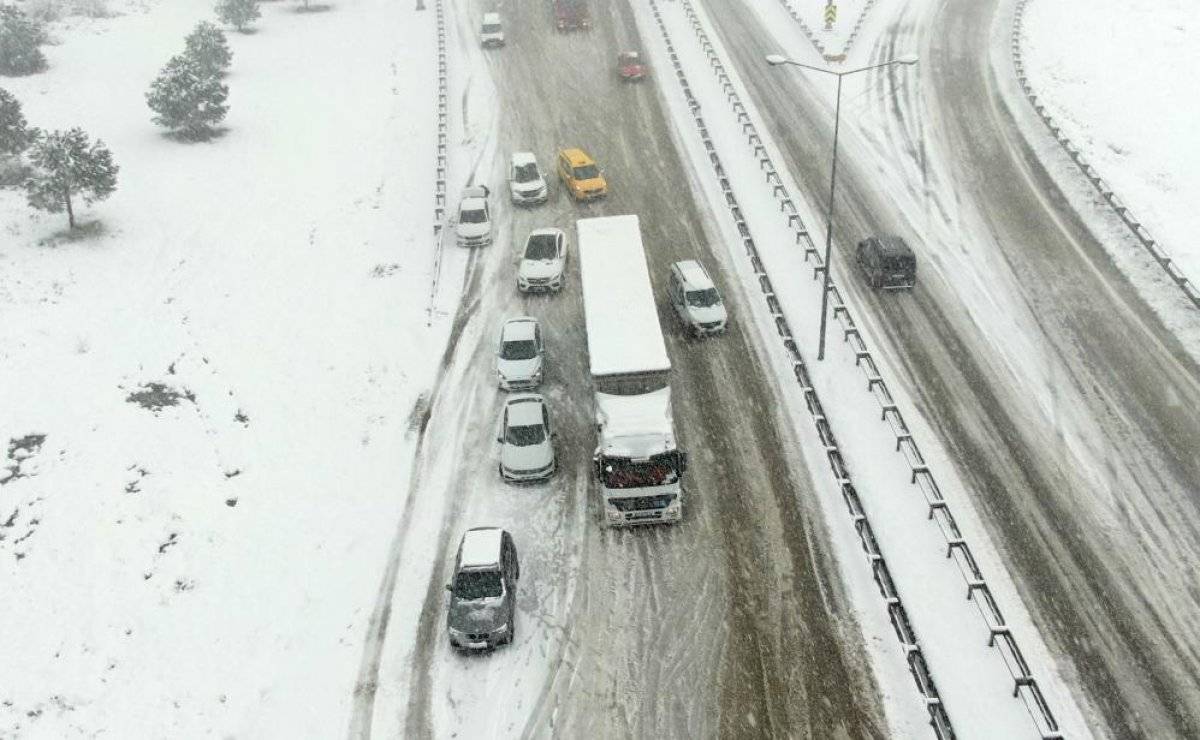 Bursa-İzmir arası ulaşıma kar engeli
