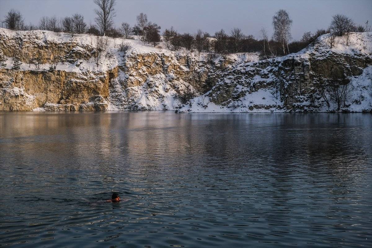 Polonya’da dondurucu soğukta suya girdiler