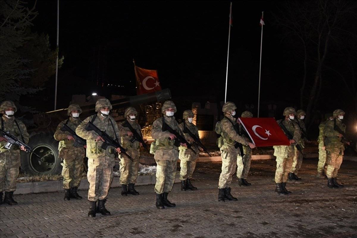 Azerbaycan askerleri 'Kış Tatbikatı' için Kars'ta