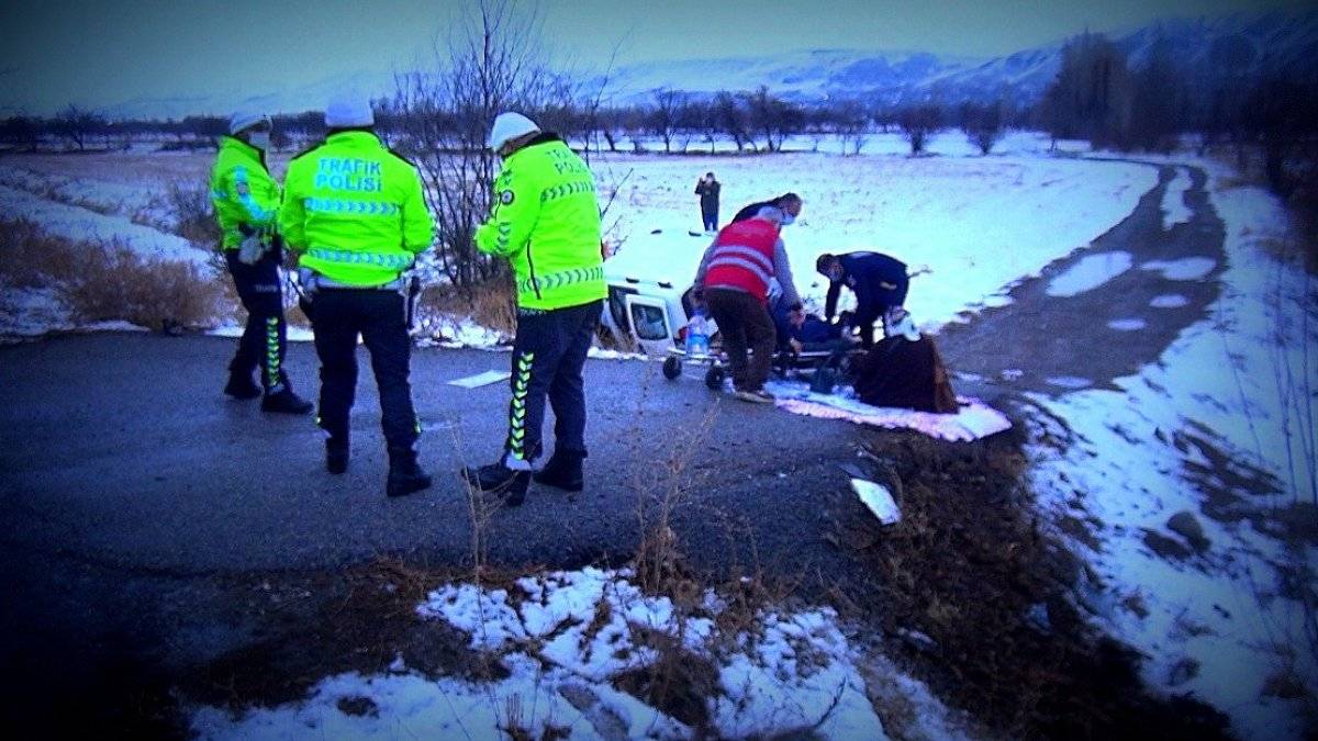 Erzincan'da otomobil tarlaya uçtu: 5 yaralı