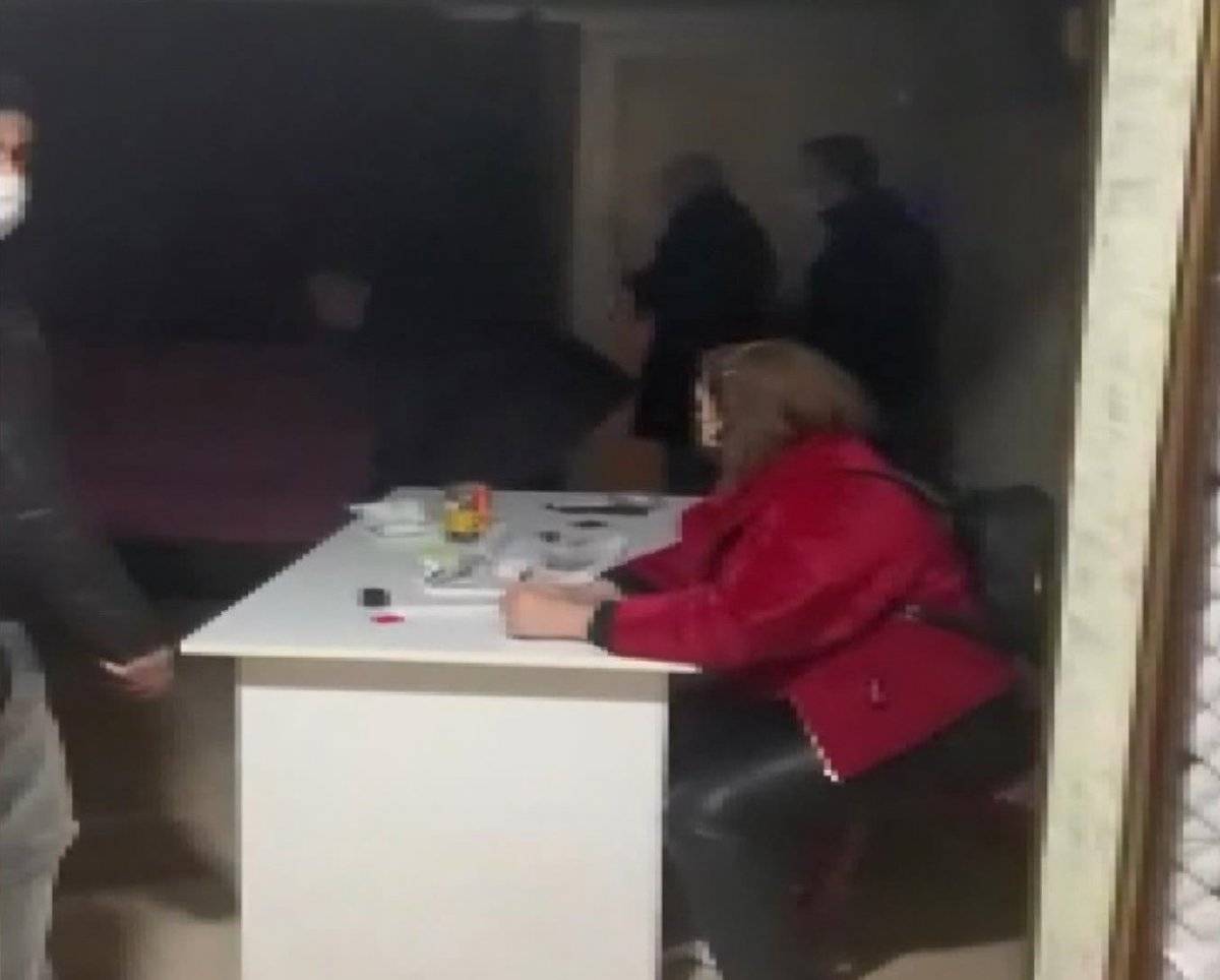 Esenyurt'ta kahvehane içinde gizli geçit ortaya çıktı