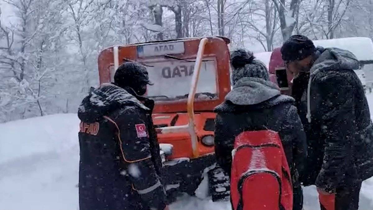 Yalova'da kamp yaparken mahsur kalan 20 kişi kurtarıldı