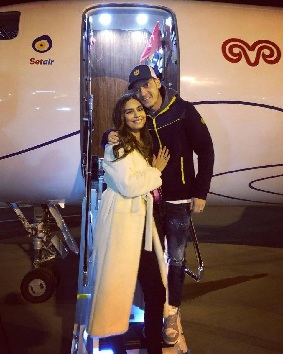 Mesut Özil'in eşi Amine Özil: Geliyoruz