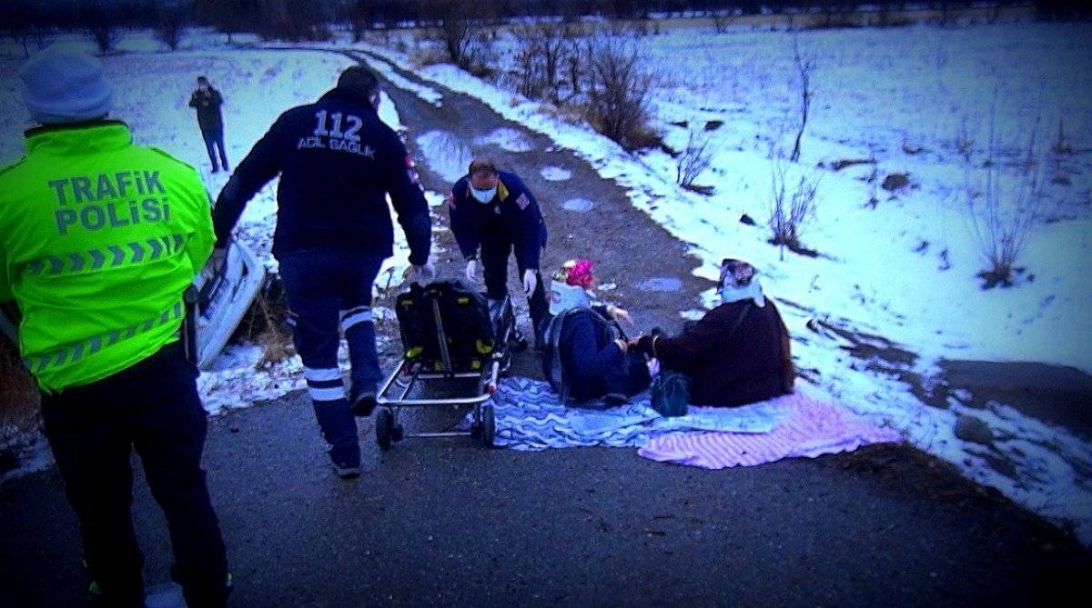 Erzincan'da otomobil tarlaya uçtu: 5 yaralı