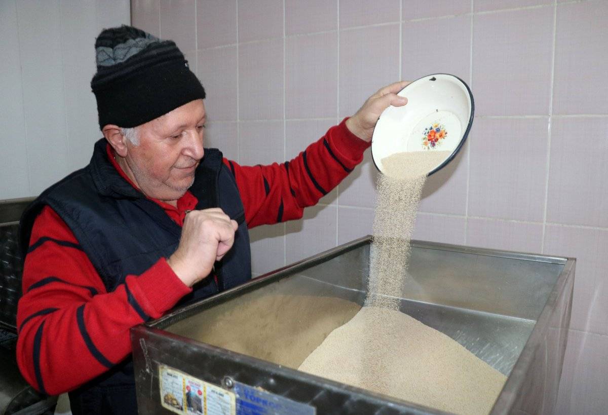 Haşhaş üretip, ezip satıyor