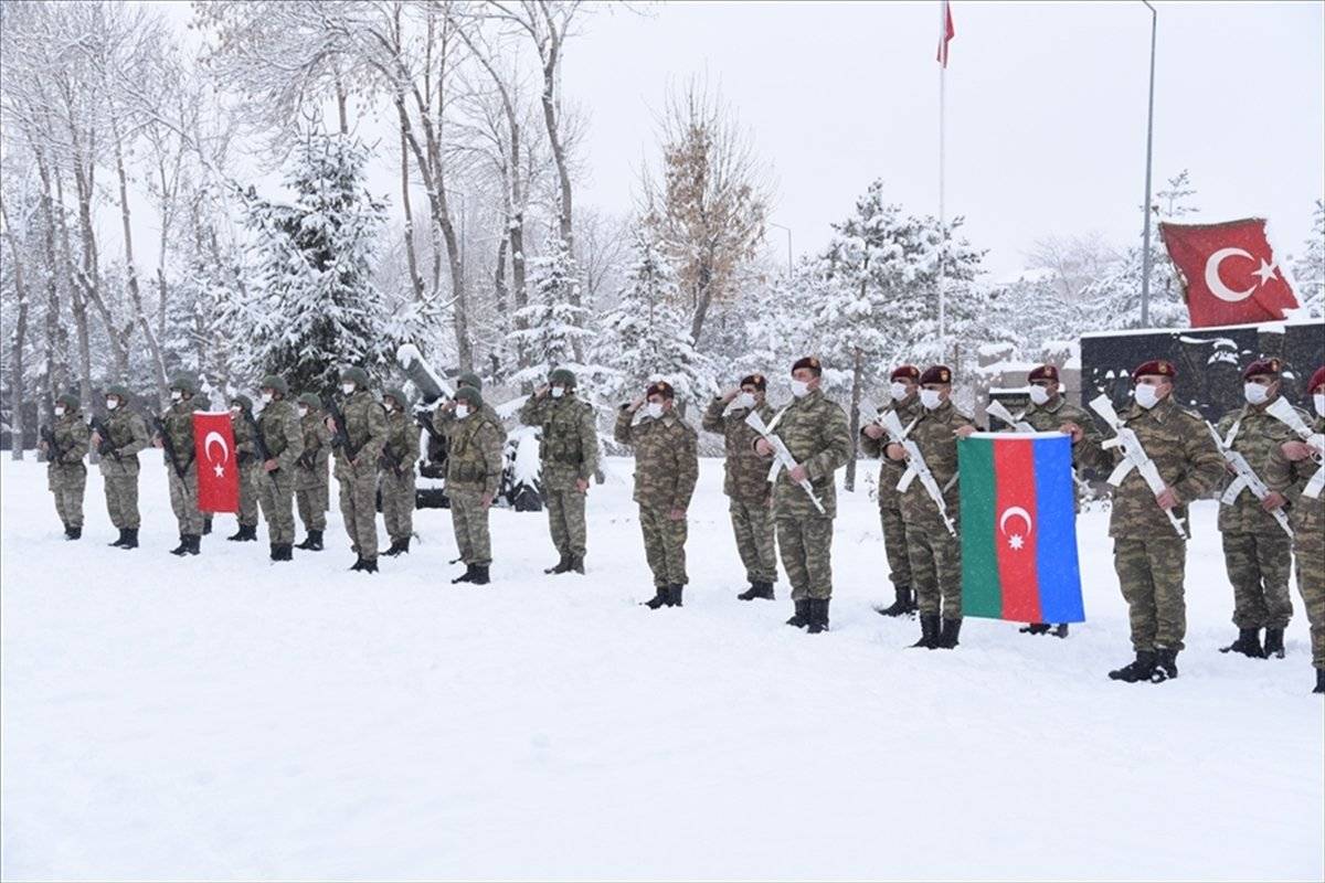 Azerbaycan askerleri 'Kış Tatbikatı' için Kars'ta