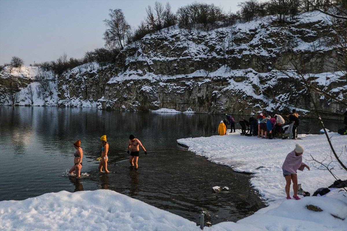 Polonya’da dondurucu soğukta suya girdiler
