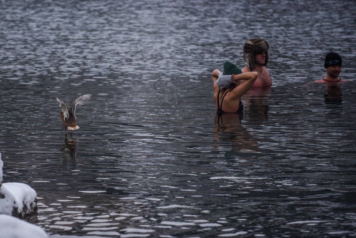 Polonya’da dondurucu soğukta suya girdiler