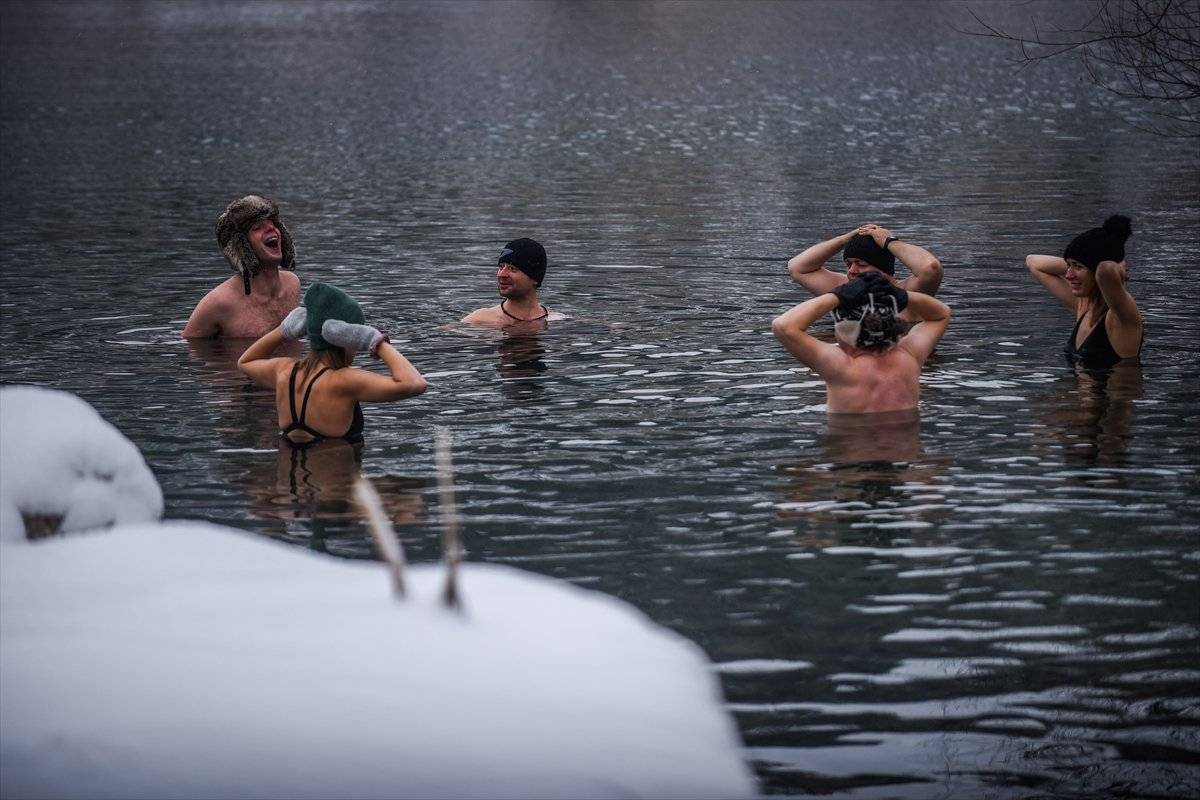 Polonya’da dondurucu soğukta suya girdiler