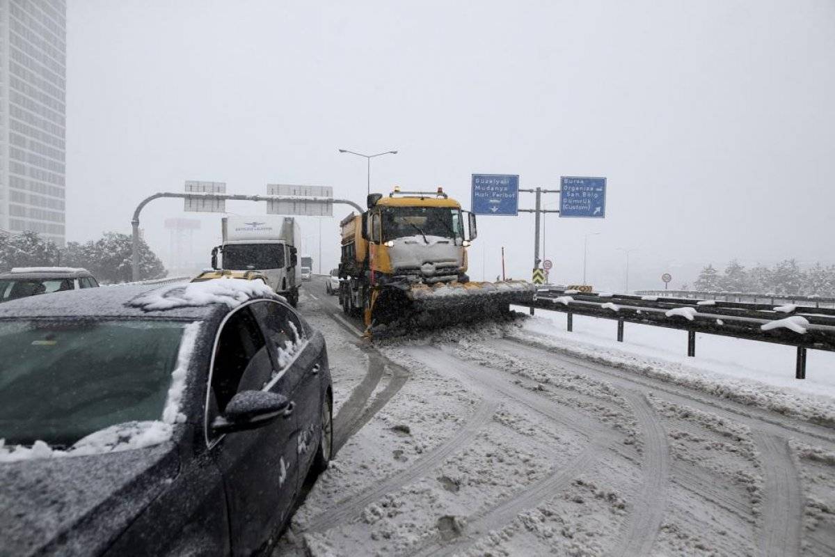 Bursa-İzmir arası ulaşıma kar engeli