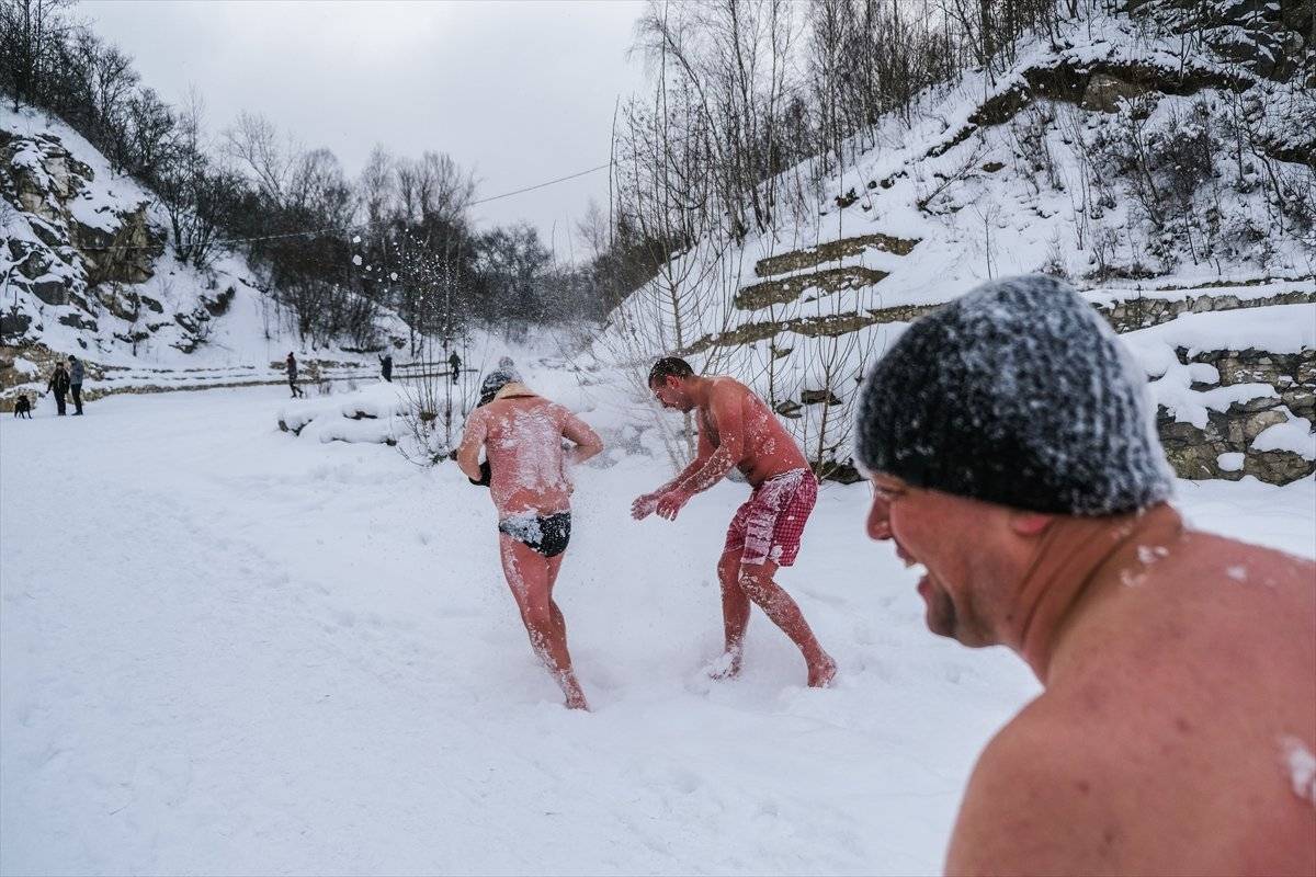 Polonya’da dondurucu soğukta suya girdiler
