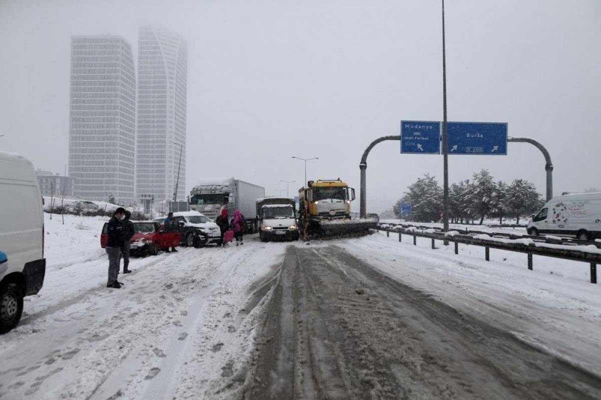 Bursa-İzmir arası ulaşıma kar engeli