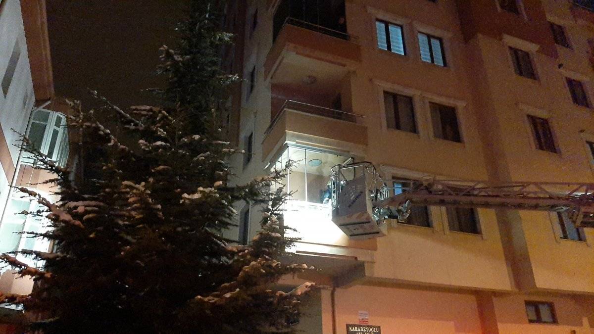 Çorum'da, namaz kıldığı odada mahsur kalan kadını itfaiye kurtardı