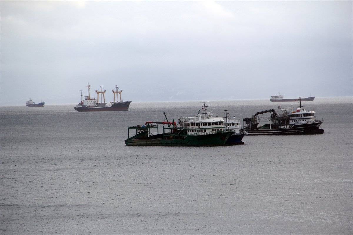 Karadeniz'de gemiler fırtınadan kaçıp Sinop doğal limanına sığındı