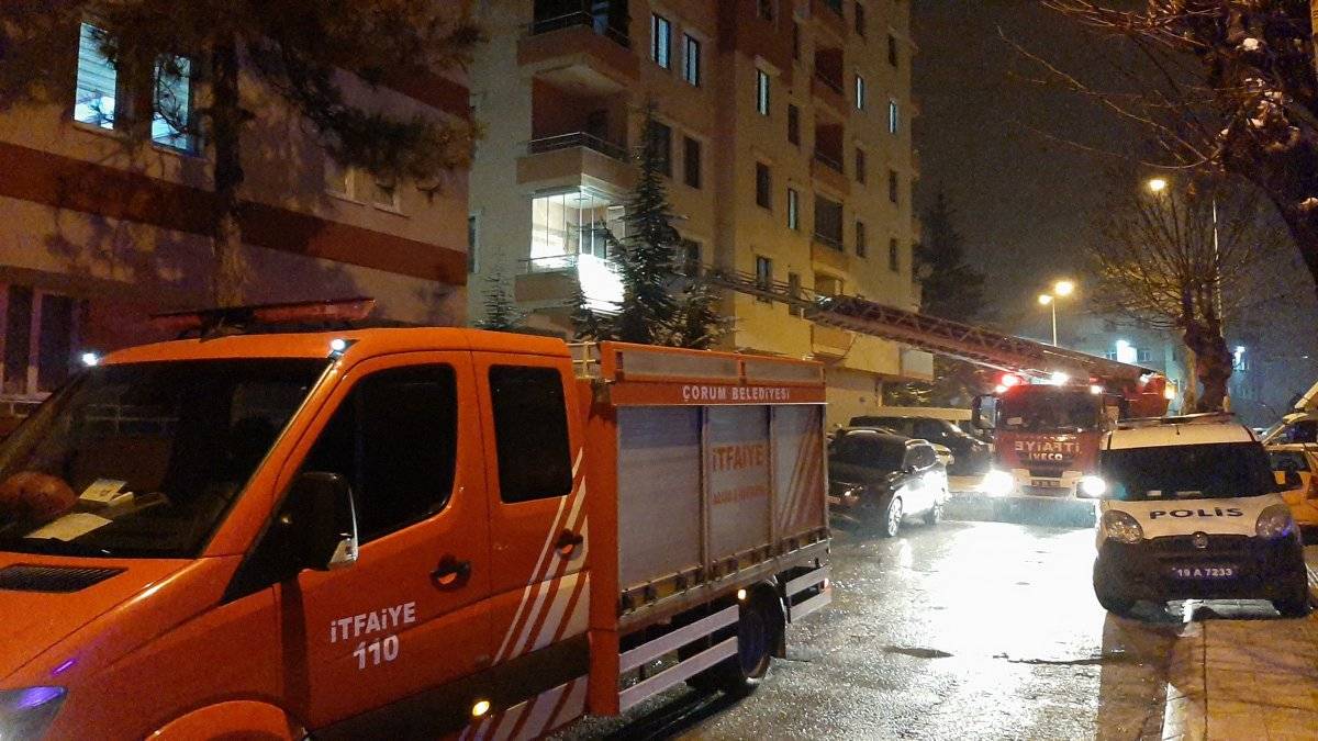 Çorum'da, namaz kıldığı odada mahsur kalan kadını itfaiye kurtardı