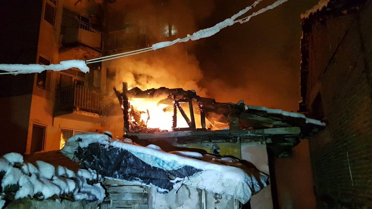 Bursa’da yangını kar atarak söndürmeye çalıştılar