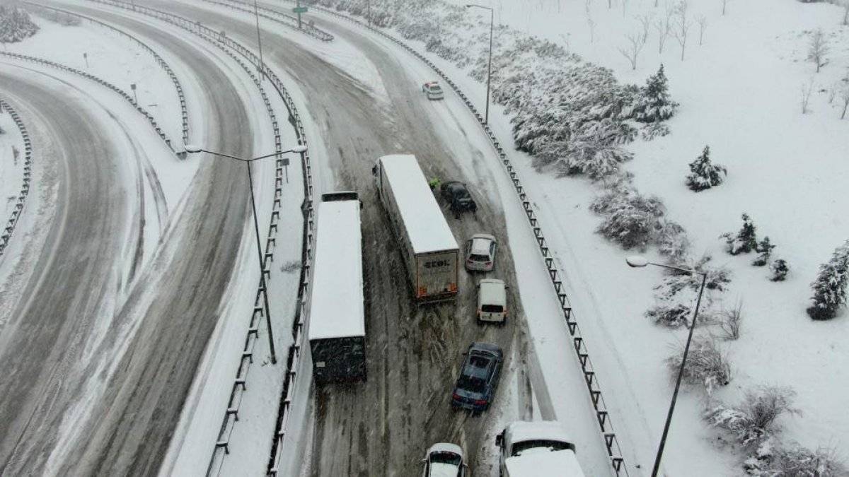 Bursa-İzmir arası ulaşıma kar engeli