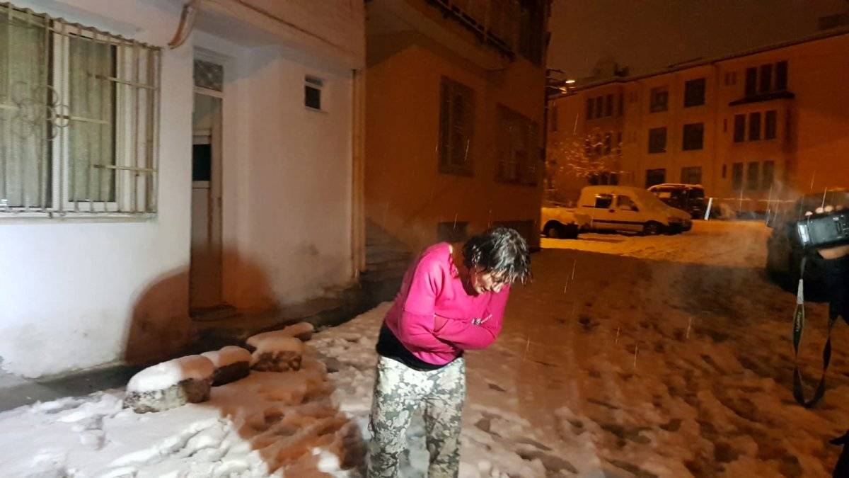 Bursa’da yangını kar atarak söndürmeye çalıştılar