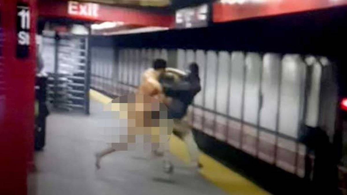ABD'de çıplak saldırgan raylara atlayıp öldü