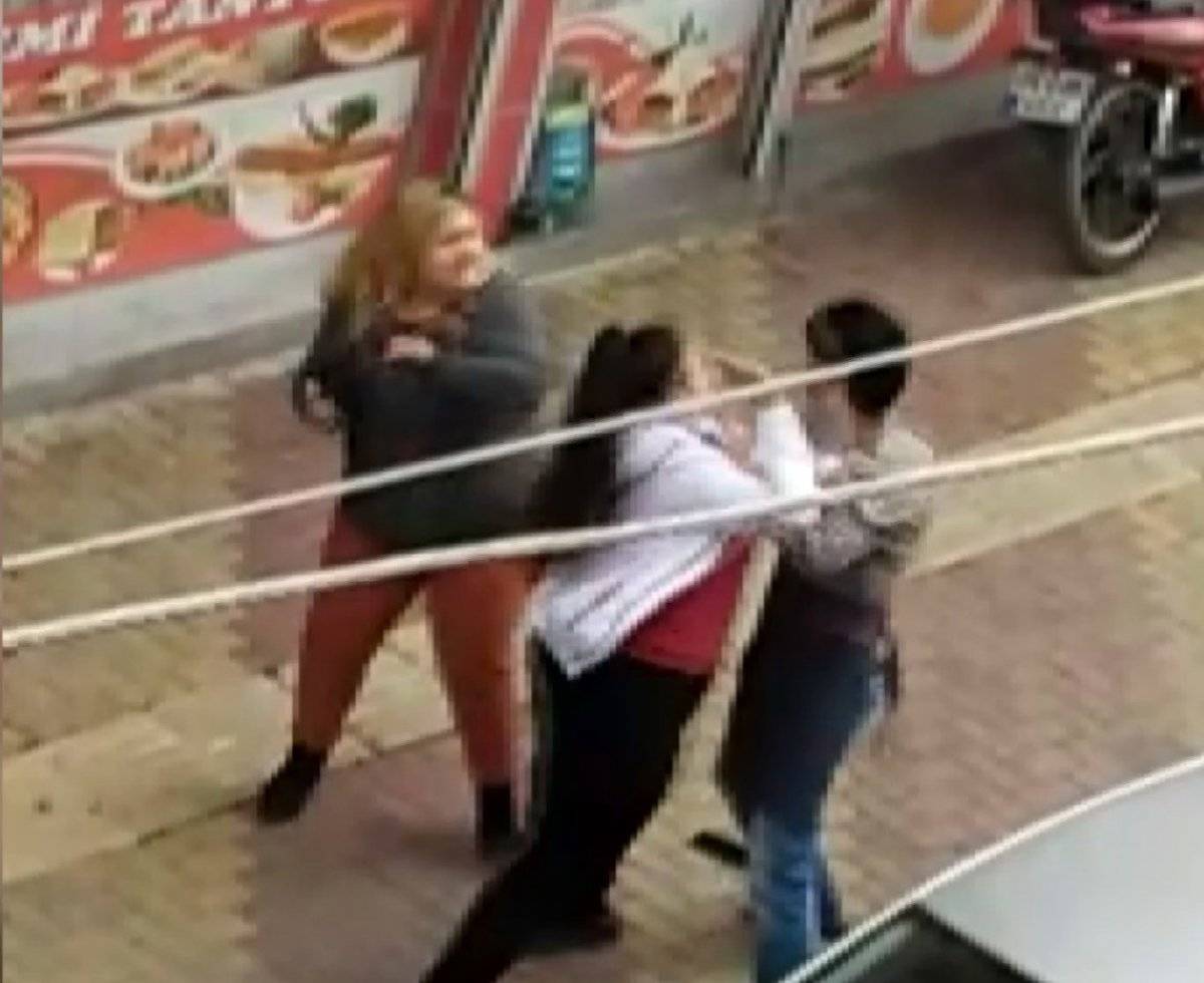 Adıyaman'da iki kız kardeş bir erkeği sokak ortasında dövdü