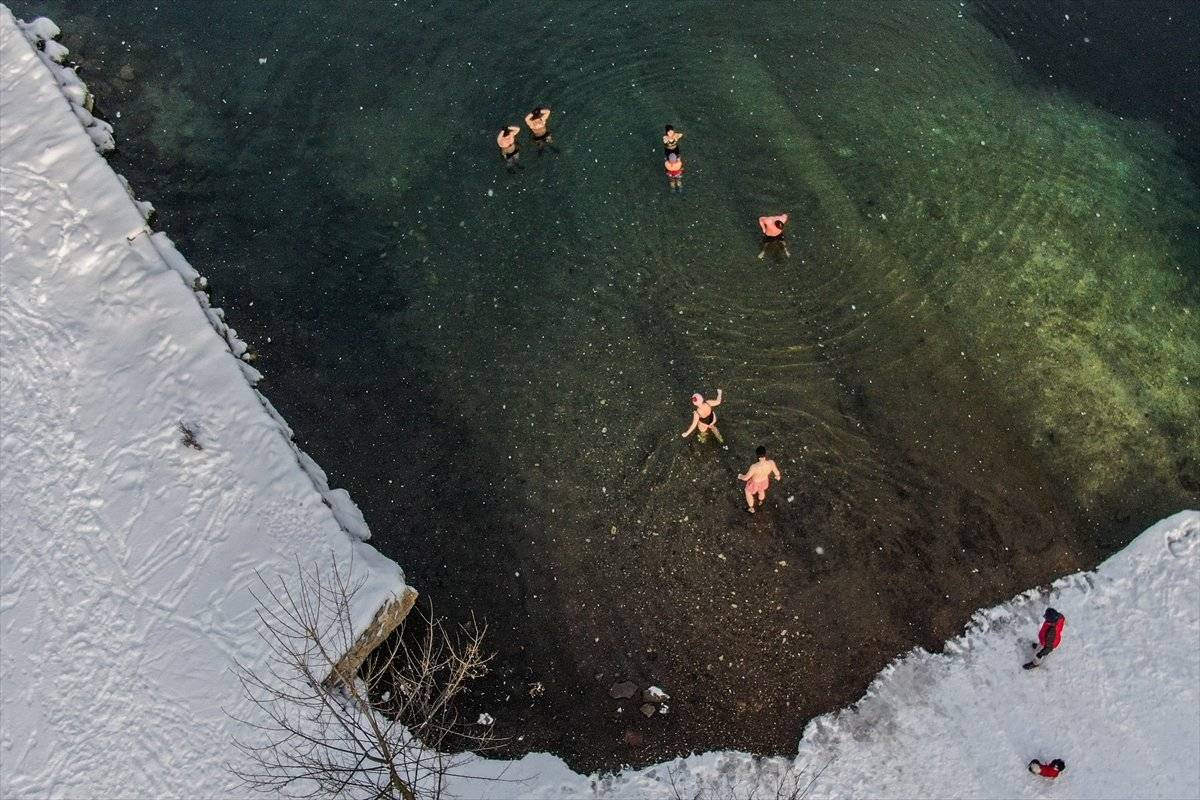 Polonya’da dondurucu soğukta suya girdiler