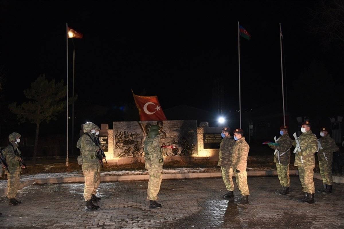 Azerbaycan askerleri 'Kış Tatbikatı' için Kars'ta