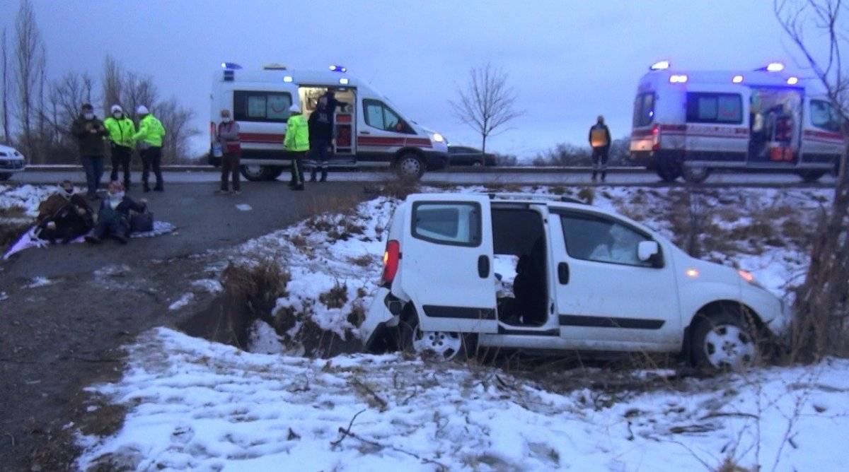 Erzincan'da otomobil tarlaya uçtu: 5 yaralı
