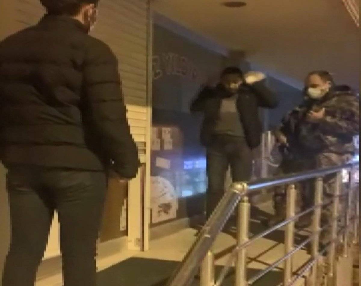 Esenyurt'ta kahvehane içinde gizli geçit ortaya çıktı