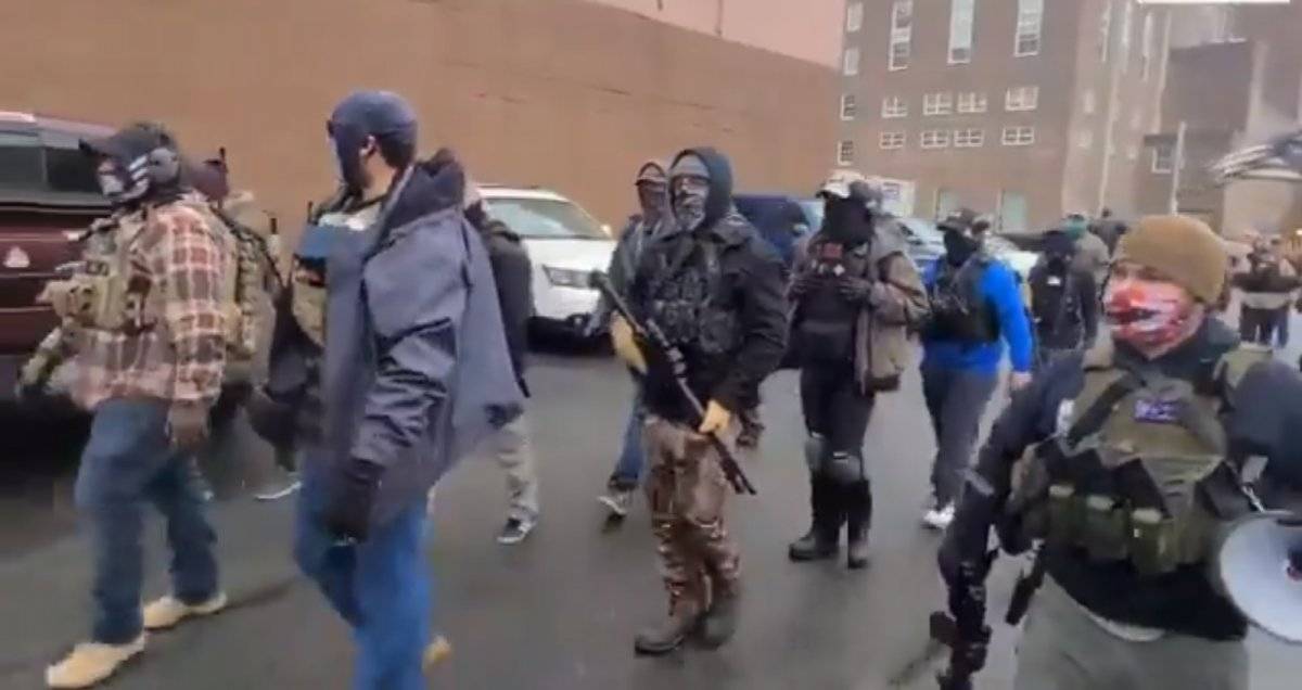 Trump destekçileri silahlanıp sokağa indi