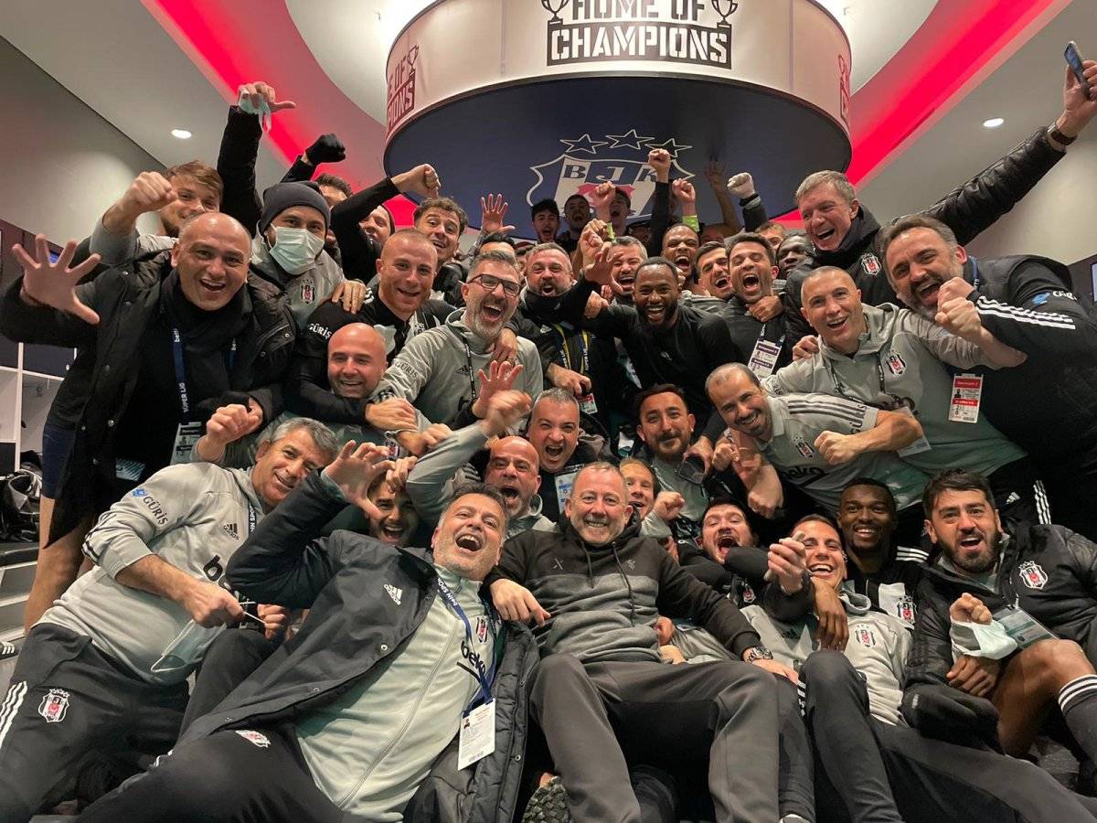 Beşiktaş'ın soyunma odasındaki galibiyet pozu