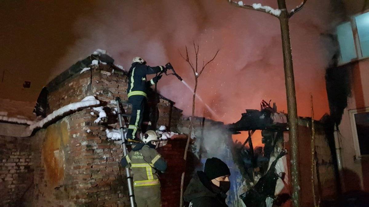 Bursa’da yangını kar atarak söndürmeye çalıştılar