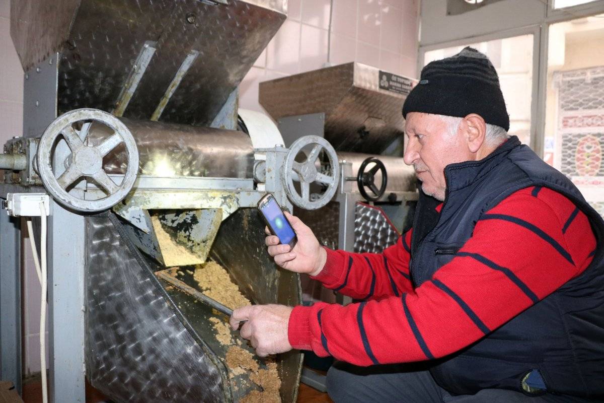 Haşhaş üretip, ezip satıyor