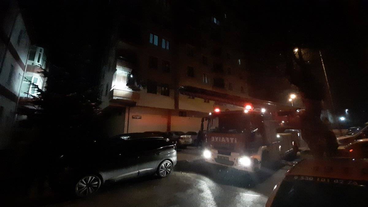 Çorum'da, namaz kıldığı odada mahsur kalan kadını itfaiye kurtardı