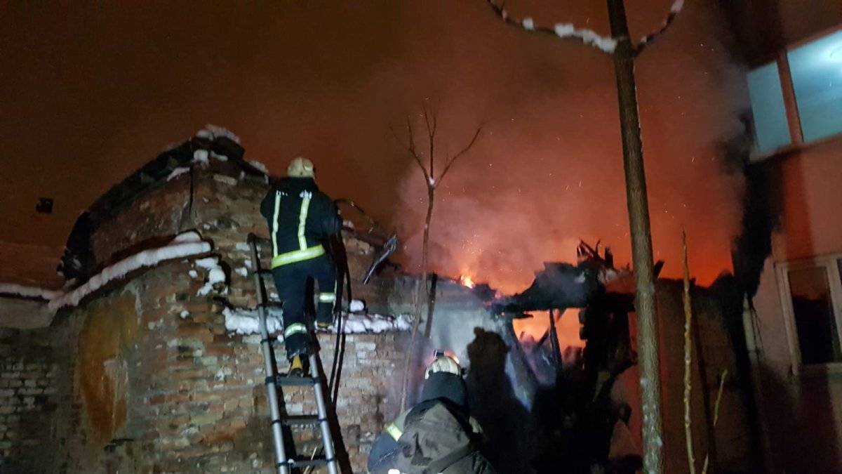 Bursa’da yangını kar atarak söndürmeye çalıştılar