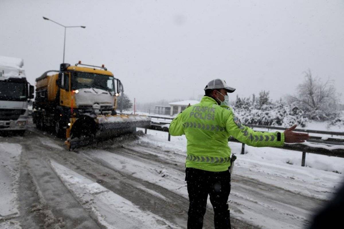Bursa-İzmir arası ulaşıma kar engeli
