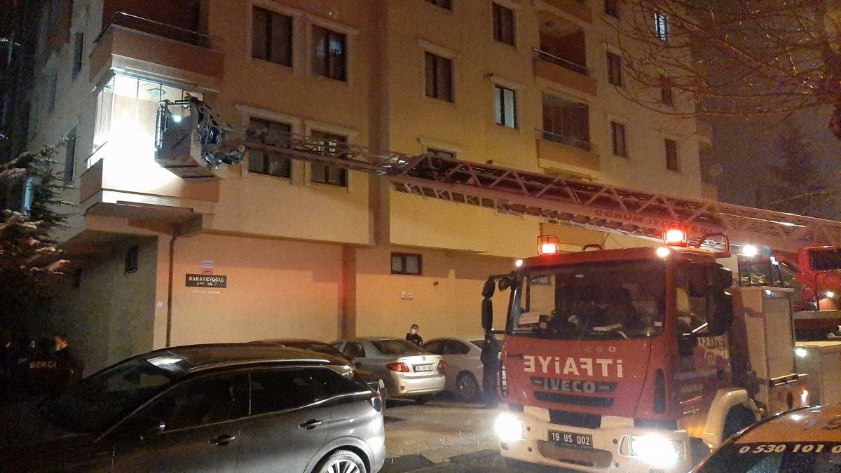 Çorum'da, namaz kıldığı odada mahsur kalan kadını itfaiye kurtardı