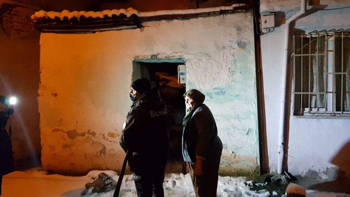 Bursa’da yangını kar atarak söndürmeye çalıştılar