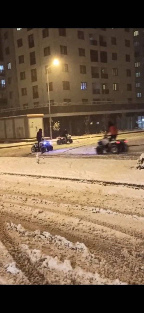 Bursa'da kar yağışı koronavirüsü unutturdu