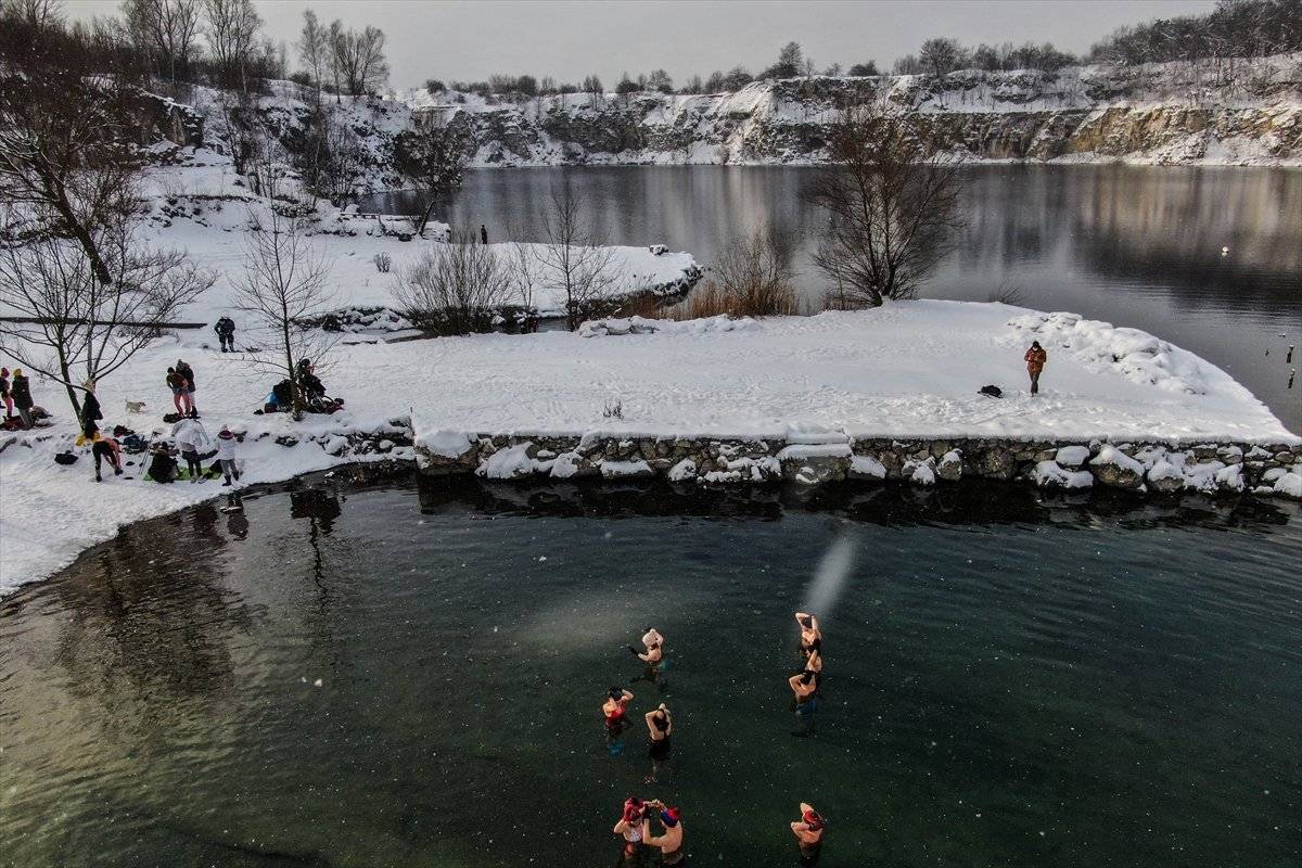 Polonya’da dondurucu soğukta suya girdiler